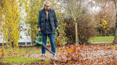 BOSCH Universal Garden Tidy 2300 akumulatorowa dmuchawa do liści odkurzacz